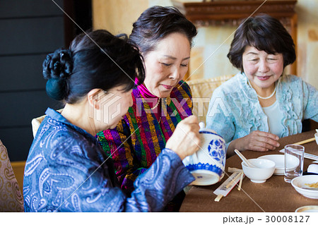 シニア同窓会 おしゃべりを楽しむ女性 シニア同窓会 おしゃべりを楽しむ女性 30008127