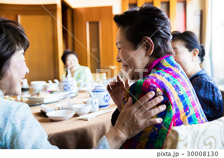 シニア同窓会　おしゃべりを楽しむ女性 30008130