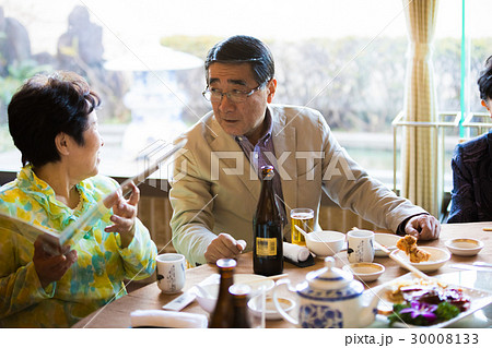 シニア同窓会　食事を楽しむ男女 30008133