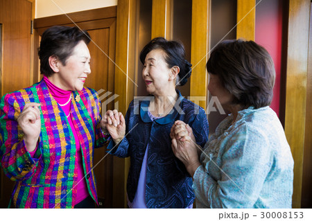 シニア同窓会 同窓生 再会 女性 シニア同窓会 同窓生 再会 女性 30008153