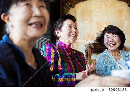シニア同窓会　おしゃべりを楽しむ女性 30008188