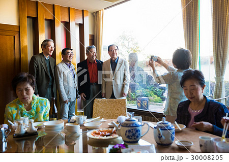 シニア同窓会　記念撮影　男性 30008205