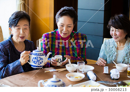 シニア同窓会　食事　お茶を注ぐ女性 30008213