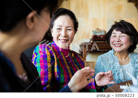シニア同窓会 おしゃべりを楽しむ女性 シニア同窓会 おしゃべりを楽しむ女性 30008223