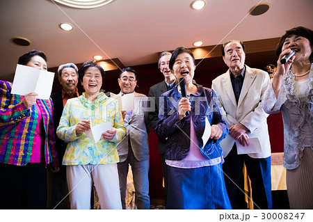シニア同窓会　カラオケ　歌う男女 30008247