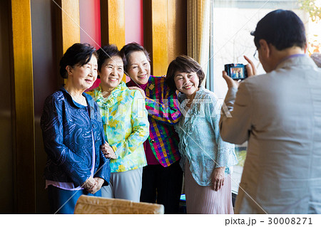 シニア同窓会　記念撮影　女性 30008271