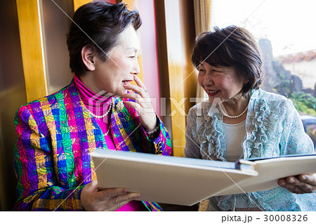シニア同窓会 アルバム 懐かしむ女性 シニア同窓会 アルバム 懐かしむ女性 30008326