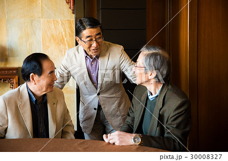 シニア同窓会 語り合う 男性 シニア同窓会 語り合う 男性 30008327