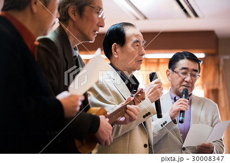 シニア同窓会 カラオケ ウクレレ 演奏 シニア同窓会 カラオケ ウクレレ 演奏 30008347