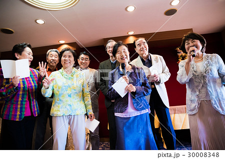 シニア同窓会 カラオケ 歌う男女 シニア同窓会 カラオケ 歌う男女 30008348