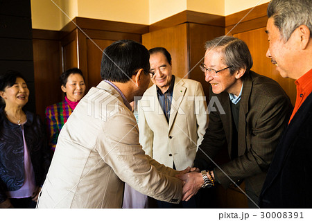 シニア同窓会 旧友 握手 挨拶 シニア同窓会 旧友 握手 挨拶 30008391