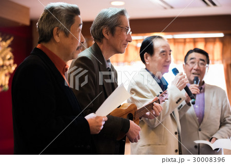 シニア同窓会　カラオケ　ウクレレ　演奏 30008396