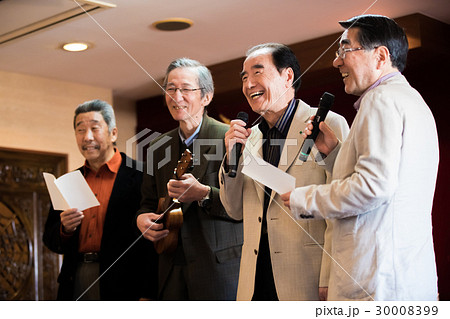 シニア同窓会　カラオケ　ウクレレ　演奏 30008399