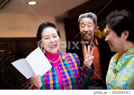 シニア同窓会　カラオケ　歌う男女 30008401