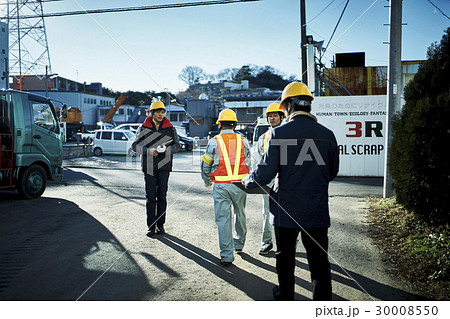 建設現場 打合せ中の作業員 建設現場 打合せ中の作業員 30008550