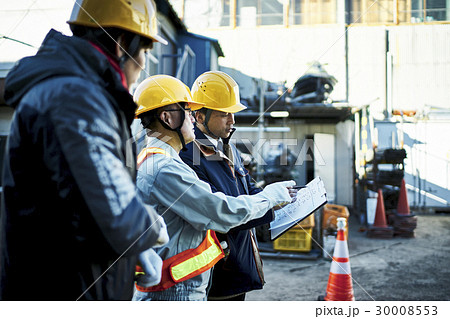 建設現場 打合せ中の作業員 建設現場 打合せ中の作業員 30008553