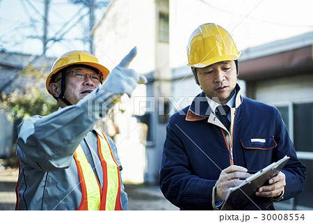 建設現場 打合せ中の作業員 建設現場 打合せ中の作業員 30008554