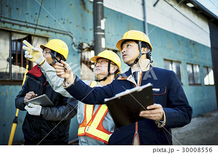建設現場　打合せ中の作業員 30008556