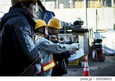建設現場　打合せ中の作業員 30008601