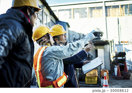 建設現場 打合せ中の作業員 建設現場 打合せ中の作業員 30008612