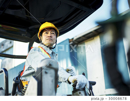 建設現場　ショベルカーを運転する男性 30008678