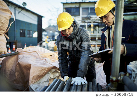 建設現場　単管パイプ　確認する作業員　 30008719