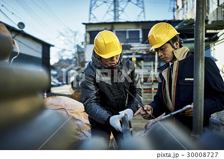 建設現場　単管パイプ　確認する作業員　 30008727