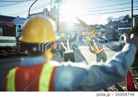 建設現場　朝礼　体操をする作業員 30008746