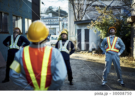 建設現場　朝礼　体操をする作業員 30008750