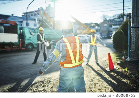 建設現場 朝礼 体操をする作業員 建設現場 朝礼 体操をする作業員 30008755