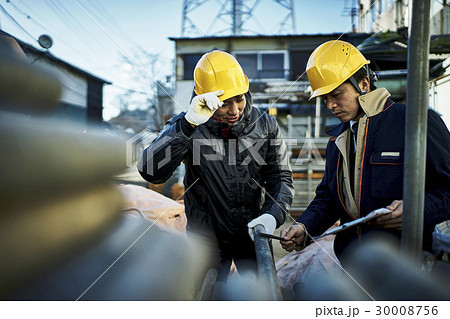 建設現場　単管パイプ　確認する作業員　 30008756