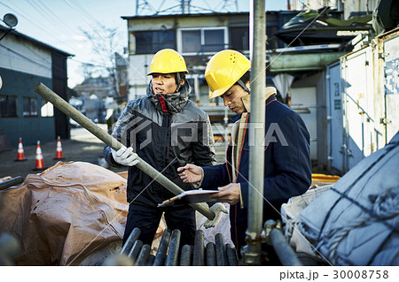 建設現場　単管パイプ　確認する作業員　 30008758