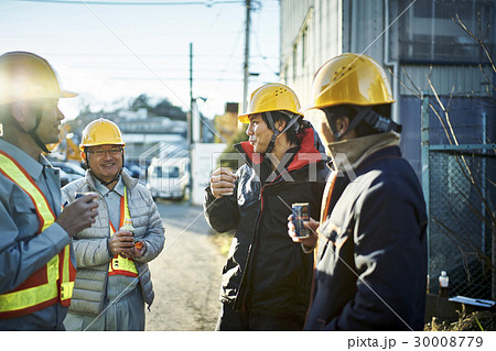 建設現場 休憩する作業員たち 建設現場 休憩する作業員たち 30008779