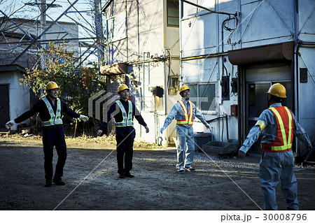 建設現場 朝礼 体操をする作業員 建設現場 朝礼 体操をする作業員 30008796