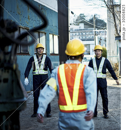建設現場　朝礼　体操をする作業員 30008825