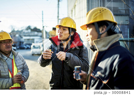 建設現場　休憩する作業員たち 30008841
