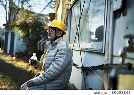 建設現場　作業員　ペットボトルドリンクを飲む男性 30008843