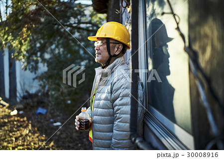 建設現場　作業員　ペットボトルドリンクを飲む男性 30008916