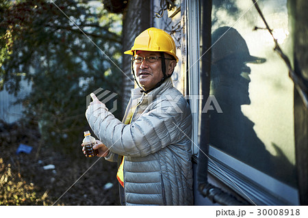 建設現場　作業員　ペットボトルドリンクを飲む男性 30008918