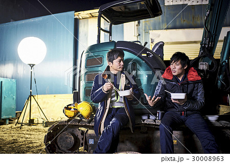 建設現場　夜間作業　食事をとる作業員たち 30008963