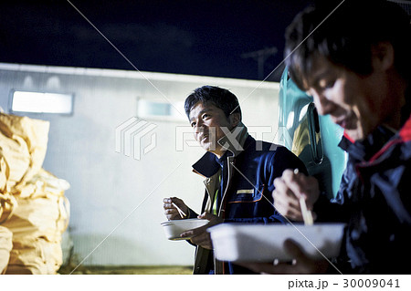 建設現場　夜間作業　食事をとる作業員たち 30009041