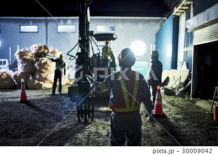 建設現場　夜間　誘導　作業員 30009042