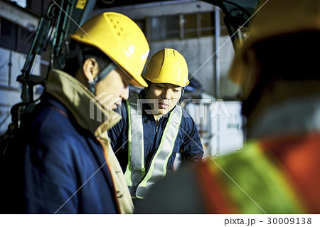 建設現場　夜間作業　作業員 30009138