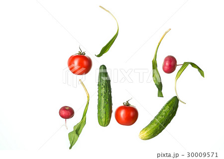 The fresh tomatos, cucumbers, radish in spray of 30009571