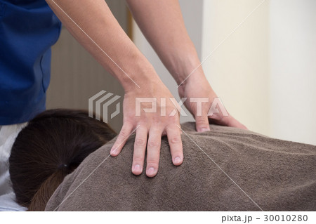 肩への施術 30010280