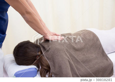 背中への施術 30010281