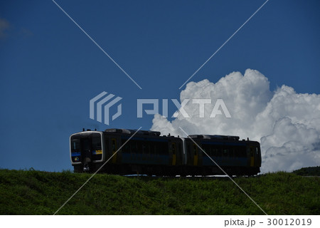 夏の午後入道雲に向かって進む八ヶ岳高原線ハイブリッド列車 30012019