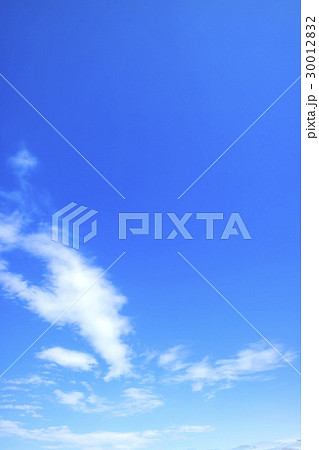 青空　空　雲　春の空　背景　背景素材　4月　コピースペース 30012832
