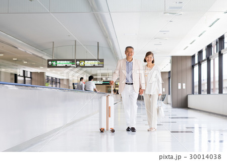 シニアの夫婦(空港) シニアの夫婦(空港) 30014038