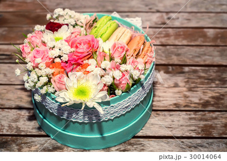 Love gift with flowers and macarons Love gift with flowers and macarons 30014064